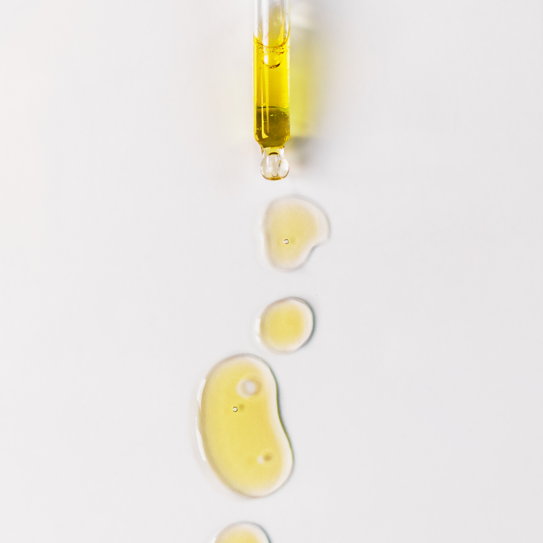 Suero facial en la rutina de noche con textura ligera y natural