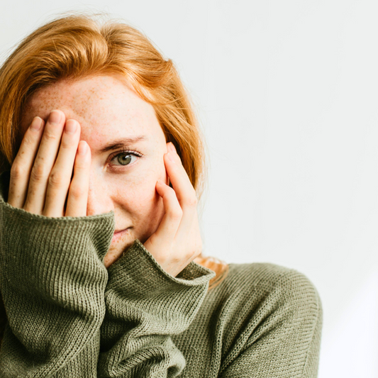 Aplicación de contorno de ojos en la piel del rostro para hidratar, iluminar y reducir ojeras con una rutina facial diaria.