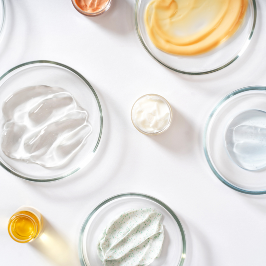 Composición minimalista deProductos formulados con ingredientes naturales y libres de tóxicos, ideales para una rutina de skincare saludable y efectiva. Equilibrio perfecto entre naturaleza y ciencia