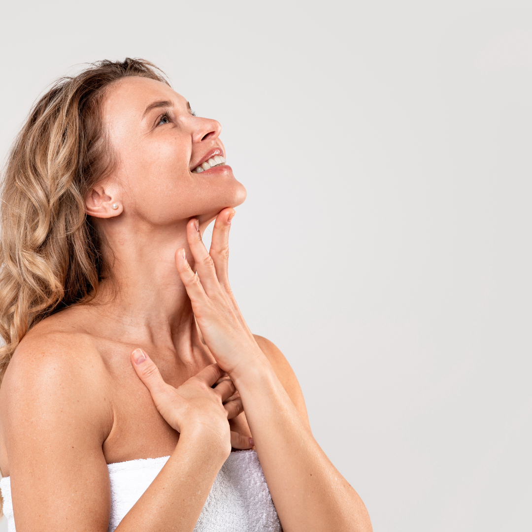 Mujer aplicando cosmética natural en su rostro, representando el cuidado consciente de la piel madura con ingredientes seguros y sin tóxicos