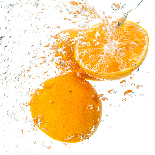 Naranjas frescas cortadas, fuente natural de vitamina C para el cuidado facial y la luminosidad de la piel