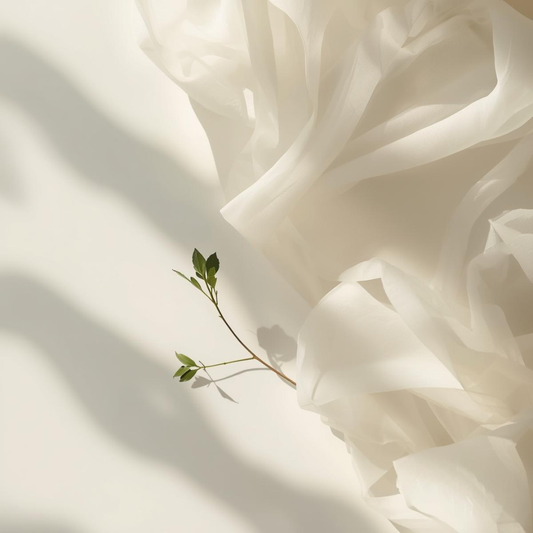 Imagen editorial minimalista que evoca la piel sensible e irritada en primavera, con luz suave, elementos botánicos delicados y una estética de lujo silencioso y calma.