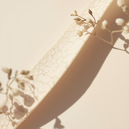 Textura suave e irregular que representa la piel seca y escamosa en la cara, una señal de desequilibrio de la barrera cutánea