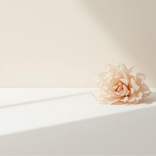 Flor en tonos suaves sobre fondo neutro que representa el equilibrio y el cuidado respetuoso de la piel sensible de Urban Natur