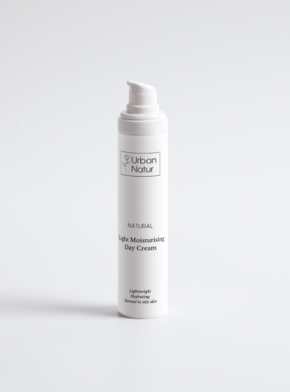 Crema hidratante ligera para el día Urban Natur. Fórmula natural con activos hidratantes y antioxidantes, ideal para piel mixta y grasa. Cosmética natural sin tóxicos para una piel fresca, equilibrada y luminosa.