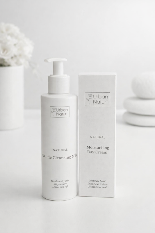 Pack formado por la leche limpiadora suave y crema hidratante de día Urban Natur en un fondo blanco minimalista
