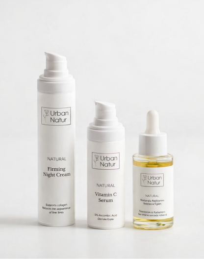 Fotografía editorial minimalista de los productos que componen el pack piel luminosa y firme: Serum vitamina C, serum bakuchiol, crema de noche reafirmante.
