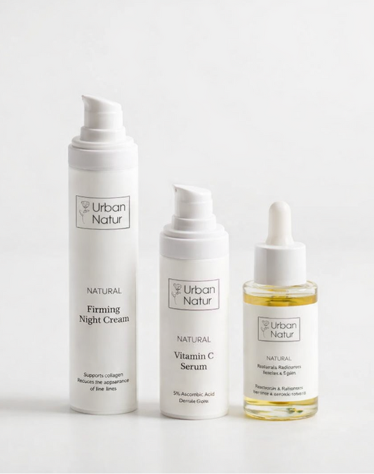 Fotografía editorial minimalista de los productos que componen el pack piel luminosa y firme: Serum vitamina C, serum bakuchiol, crema de noche reafirmante.