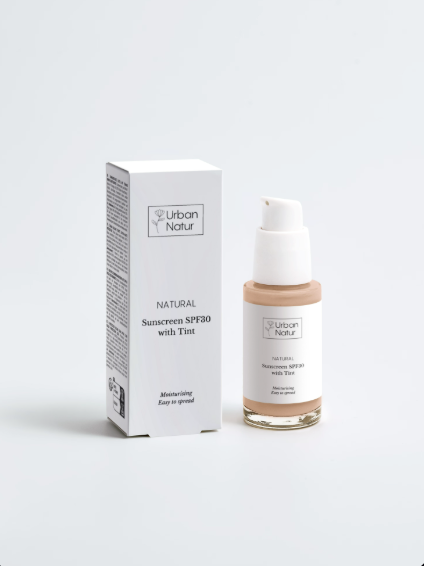 Imagen de estudio del Protector Solar SPF 30 con color Urban Natur del dispensador y la caja en un fondo blanco minimalisa