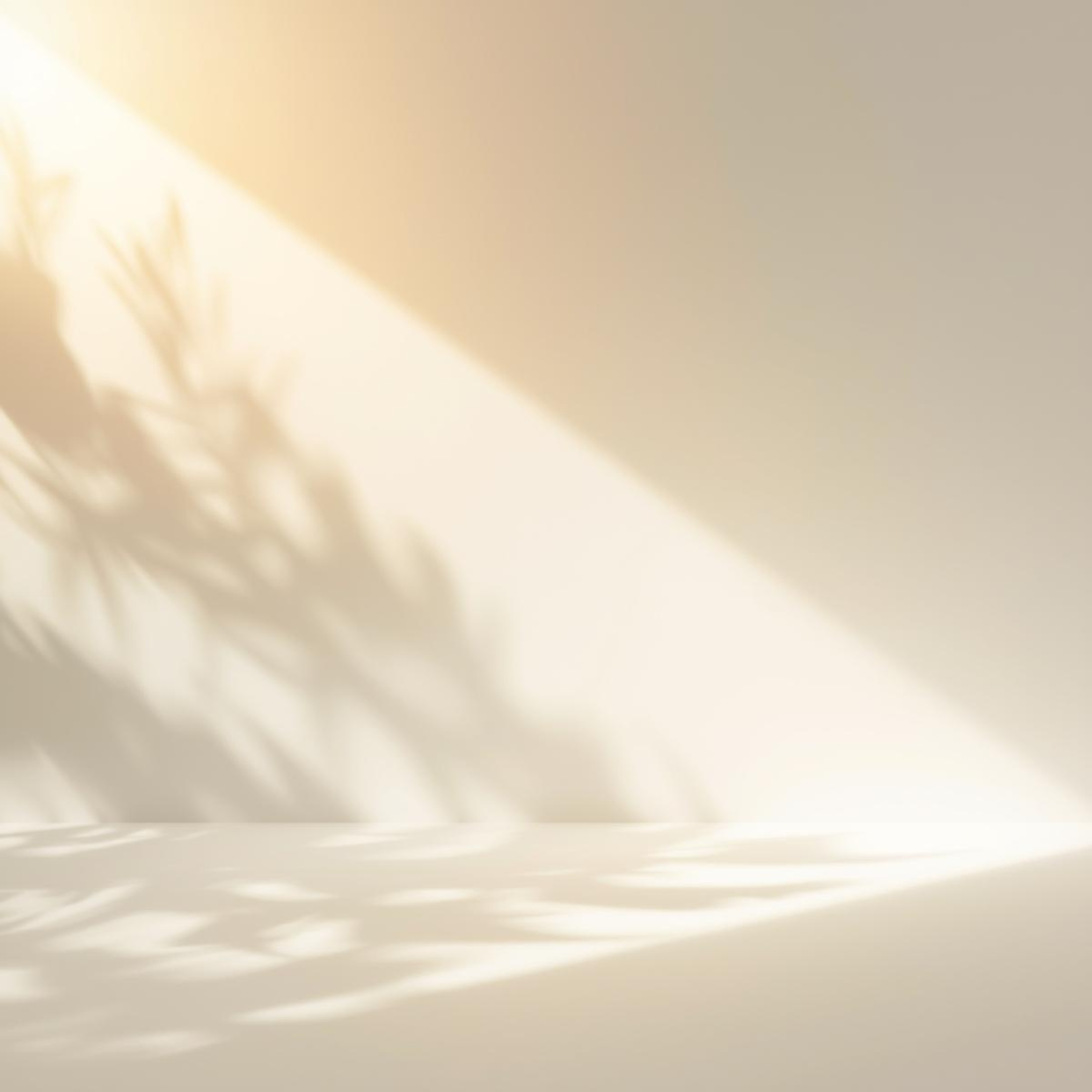 Imagen conceptual de luz cálida y sombras suaves que evocan la luminosidad del sérum de vitamina C de Urban Natur