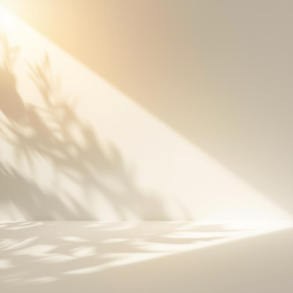 Imagen conceptual de luz cálida y sombras suaves que evocan la luminosidad del sérum de vitamina C de Urban Natur