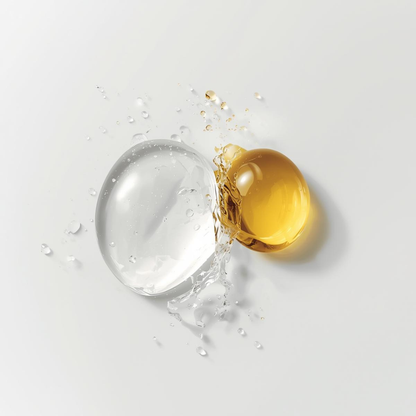Textura bifásica con gotas de fase acuosa transparente y fase oleosa dorada sobre fondo blanco, mostrando la limpieza suave del desmaquillador bifásico Urban Natur