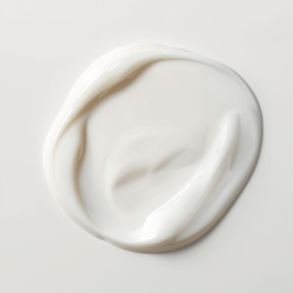 Textura cremosa de la leche limpiadora Urban Natur en un fondo blanco, con curvas suaves y un acabado sedoso que transmite limpieza y suavidad.