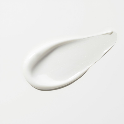 Textura real del Contorno de Ojos Iluminador de Urban Natur con crema ligera blanca de acabado sedoso.