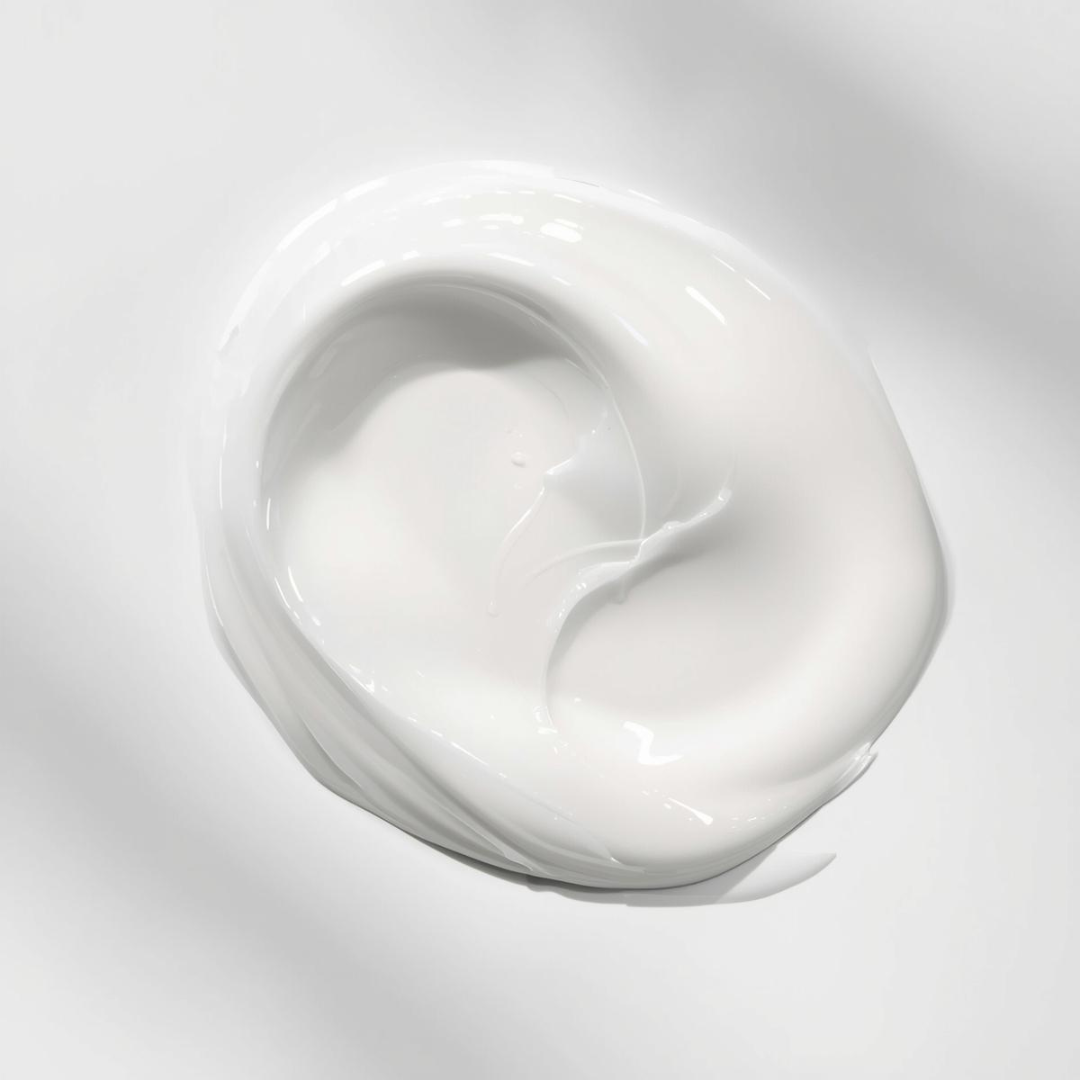 Textura ligera y cremosa de la crema facial de Urban Natur sobre fondo blanco