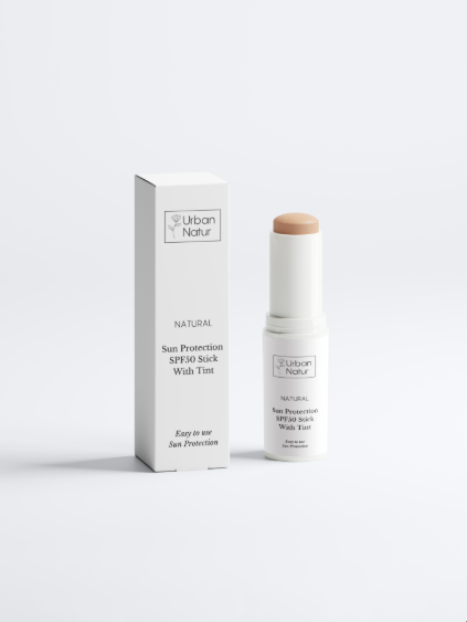 Protector solar mineral en stick SPF50 con color de Urban Natur junto a su envase, ideal para retoques y uso diario.