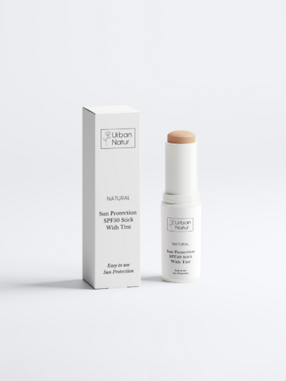 Protector solar mineral en stick SPF50 con color de Urban Natur junto a su envase, ideal para retoques y uso diario.