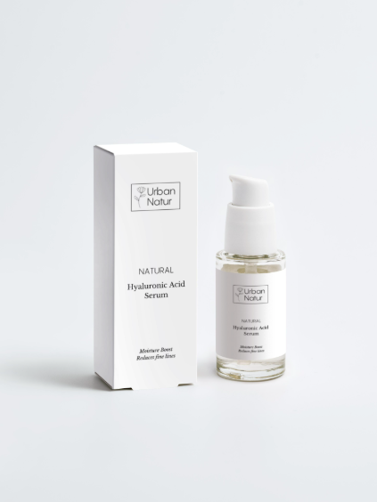 Sérum Hidratación Intensa con Ácido Hialurónico de Urban Natur junto a su caja, presentación elegante de cosmética natural para una piel hidratada y equilibrada.